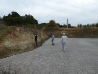 見学地③道の駅「かよう」の駐車場脇空地のり面に露出する風化した山砂利層