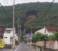 同前7月7日夕刻における、崩壊発生後の状況。崩壊地下方には濁った水が流れている。同じく撮影者はエイト日本技術開発の石川敦代様です。